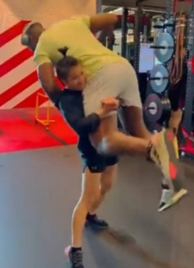 ▲ 프란시스 은가누를 들어올리는 장웨일리. ⓒSNS 캡처