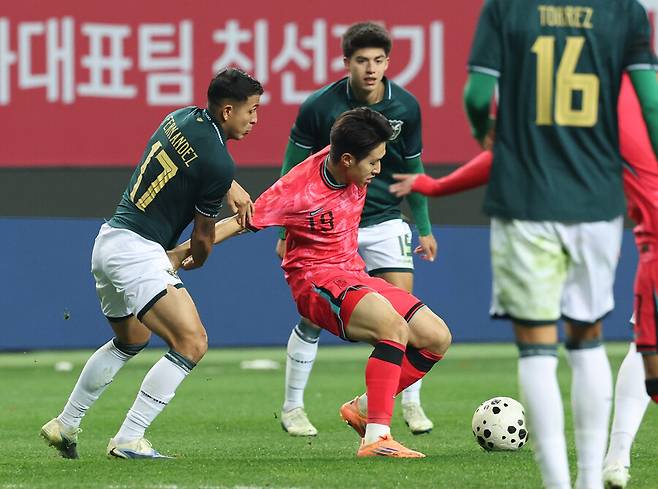 ▲ 14일 대전월드컵경기장에서 열린 남자축구 국가대표 A매치 평가전 대한민국과 볼리비아의 경기. 한국 이강인이 상대 선수들에게 태클을 당하고 있다. ⓒ연합뉴스