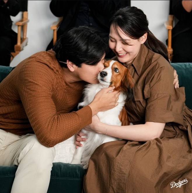 ▲ 사랑하는 가족 앞에서 생애 네 번째 만장일치 MVP를 수상한 오타니 쇼헤이와 그의 아내 다나카 마미코 ⓒLA 다저스