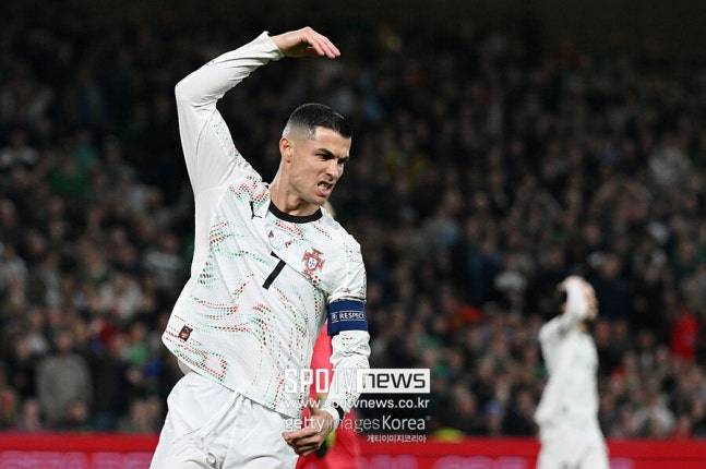 ▲ 호날두는 퇴장 이후 곧바로 대표팀 캠프를 떠난 것으로 알려졌다. 예선 마지막 경기는 이미 뛰지 못하지만, 그의 향후 운명이 결정되는 시점은 12월 초 개최될 FIFA 징계위원회 회의다. 이 회의에서 결정되는 징계 여부에 따라 호날두의 마지막 월드컵의 출발점이 완전히 달라지게 된다.