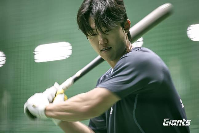 롯데 전민재가 타격훈련을 소화하고 있다. /사진=롯데 자이언츠 제공