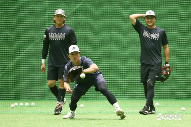 롯데 전민재가 수비훈련을 소화하고 있다. /사진=롯데 자이언츠 제공