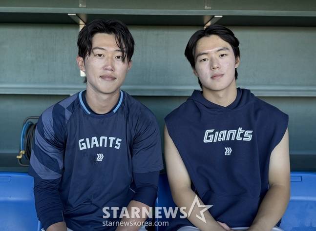 롯데 전민재(왼쪽)와 한태양이 14일 스타뉴스와 인터뷰를 하고 있다. /사진=양정웅 기자