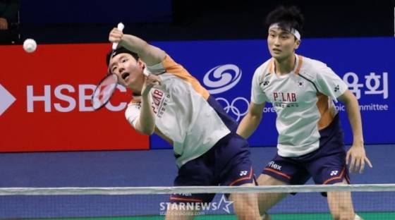 서승재(왼쪽)의 스매시를 김원호가 지켜보고 있다. /사진=김진경 대기자