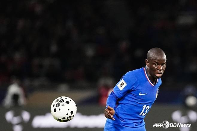 운골로 캉테가 지난 14일(한국시간) 프랑스 파리의 파르크 데 프랭스에서 열린 프랑스 대 우크라이나의 '2026 국제축구연맹(FIF) 북중미 월드컵' 유럽 예선 D조 5차전에서 볼을 바라보고 있다. /AFPBBNews=뉴스1