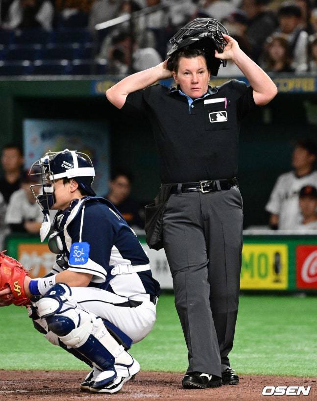 젠 파월 주심(오른쪽)이 15일 일본 도쿄돔에서 열린 '2025 NAVER K-BASEBALL SERIES' 한일전에서 주심을 맡았다.