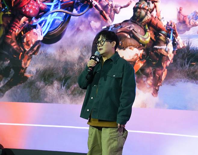 '호라이즌 스틸 프론티어스' 소개하는 이성구 엔씨소프트 최고사업책임자(CBO) (부산=연합뉴스) 김주환 기자 = 엔씨소프트 이성구 최고사업책임자(CBO) 겸 '호라이즌 스틸 프론티어스' 개발 총괄이 13일 부산 벡스코(BEXCO) 제1전시장에서 열린 오프닝 행사에서 게임을 소개하고 있다. 2025.11.14 jujuk@yna.co.kr