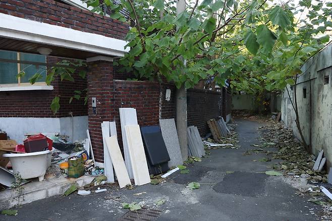 장기간 방치된 빈집  (대구=연합뉴스) 박세진 기자 = 지난 14일 대구 동구 효목2동 화랑로 17·19길 민영 개발 구역 일대에 빈집과 쓰레기가 방치돼 있다. 2025.11.14 psjpsj@yna.co.kr