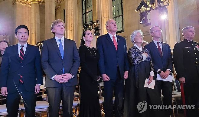 워싱턴서 주미대사관 국경일 리셉션 개최 (워싱턴=연합뉴스) 김동현 특파원 = 14일(현지시간) 미국 워싱턴DC 앤드루 멜론 오디토리움에서 주미한국대사관의 국경일 리셉션이 개최됐다. 
    식전 국가 연주 시간에 강경화 주미대사(오른쪽 세 번째)와 앨버리지 콜비 미 국방부(전쟁부) 차관(왼쪽 두 번째) 등 외빈들이 기립해 있다. 2025.11.15 bluekey@yna.co.kr