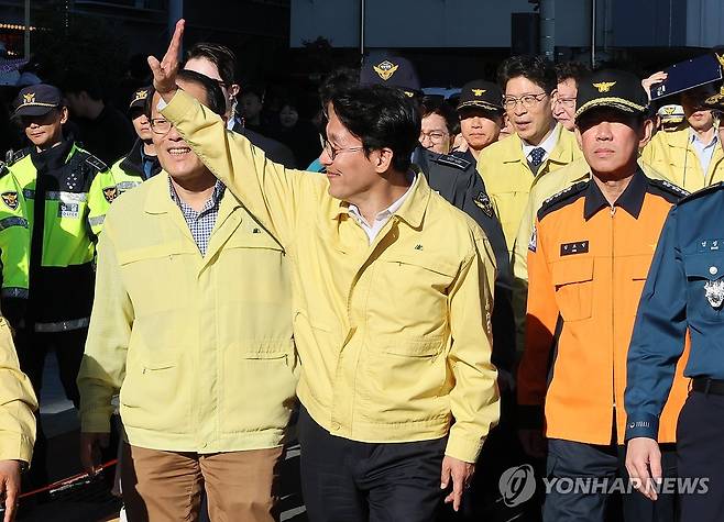 시민들에게 인사하는 김민석 국무총리 (부산=연합뉴스) 이정훈 기자 = 김민석 국무총리가 15일 부산 광안리해수욕장 일대를 돌아보며 부산불꽃축제 안전관리상황을 점검하던 중 시민들에게 인사하고 있다. 2025.11.15 uwg806@yna.co.kr