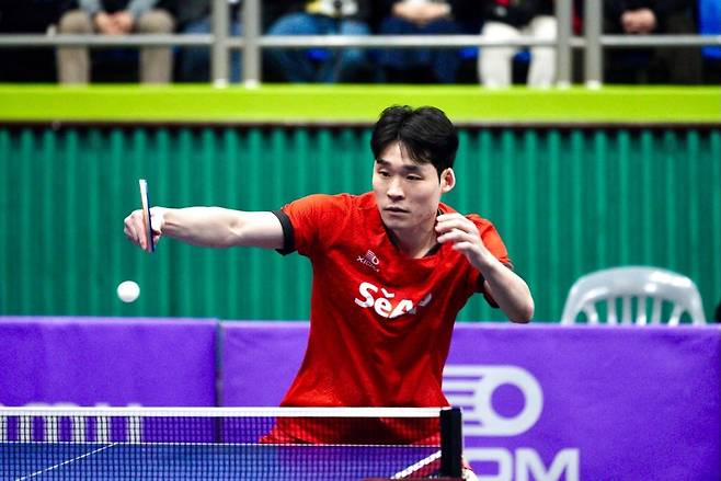 프로탁구 파이널스에서 백핸드 공격하는 세아의 장우진 [촬영 이동칠]