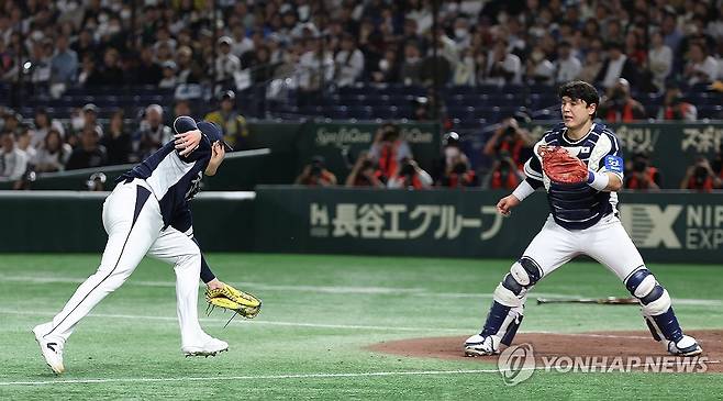 쇄도했지만… (도쿄=연합뉴스) 이동해 기자 = 15일 일본 도쿄돔에서 열린 2025 K베이스볼 시리즈 대한민국과 일본의 평가전. 5회말 무사 만루 위기상황 성영탁이 일본 사카모토의 내야땅볼 타구를 잡기 위해 쇄도했으나 글러브에서 공을 빼지 못하고 실점하고 있다. 그 사이 일본 3루 주자 득점 성공. 2025.11.15 eastsea@yna.co.kr