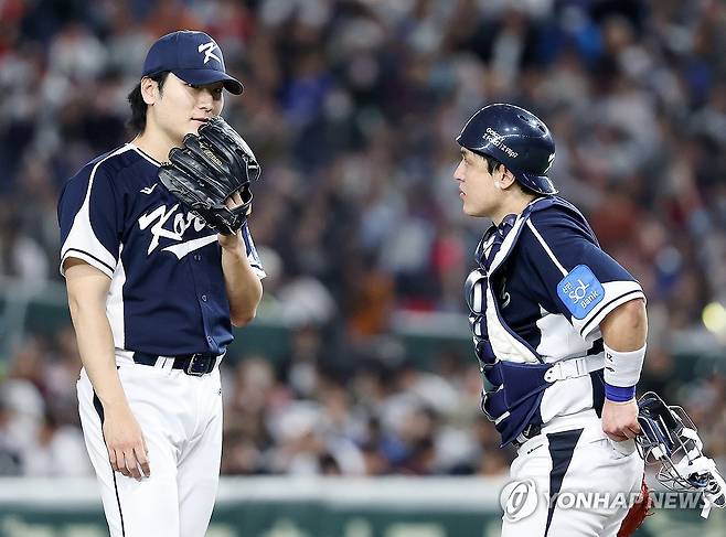 대화 나누는 곽빈과 박동원 (도쿄=연합뉴스) 이동해 기자 = 15일 일본 도쿄돔에서 열린 2025 K베이스볼 시리즈 대한민국과 일본의 평가전. 선발투수 곽빈이 포수 박동원과 대화를 나누고 있다. 2025.11.15 eastsea@yna.co.kr