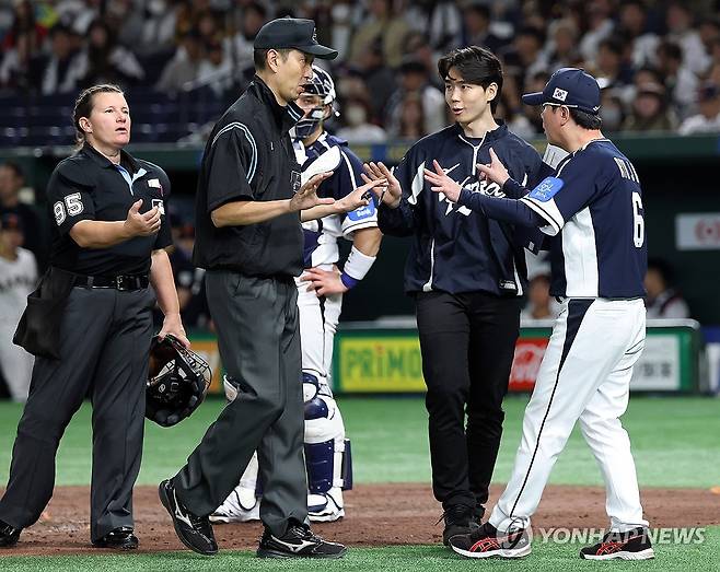 '계속되는 언쟁' (도쿄=연합뉴스) 이동해 기자 = 15일 일본 도쿄돔에서 열린 2025 K베이스볼 시리즈 대한민국과 일본의 평가전. 류지현 감독이 그라운드에 나와 심판진에게 어필하고 있다. 2025.11.15 eastsea@yna.co.kr