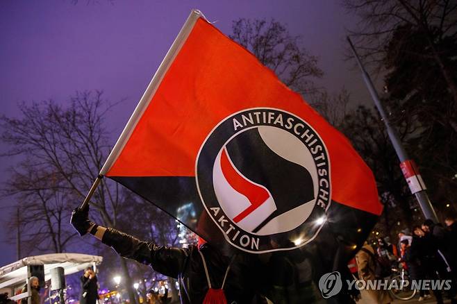 안티파 깃발 [EPA 연합뉴스 자료사진. 재판매 및 DB 금지]