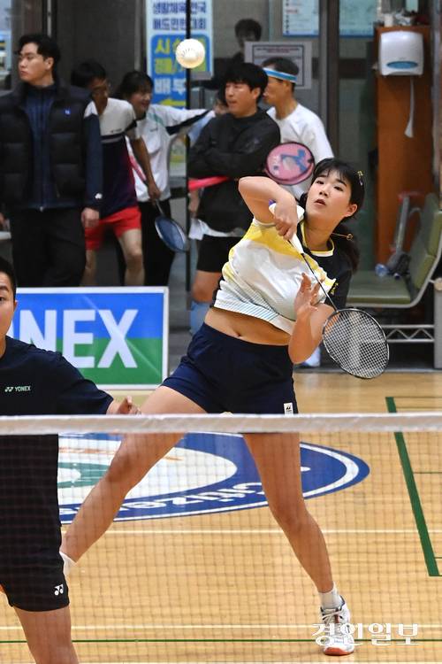 15일 과천시 과천시민회관 대체육관에서 열린 ‘2025 과천시·경인일보 생활체육 전국 배드민턴대회’에서 선수들이 강한 스매시를 날리며 치열한 경기를 펼치고 있다. 2025.11.15 /취재팀