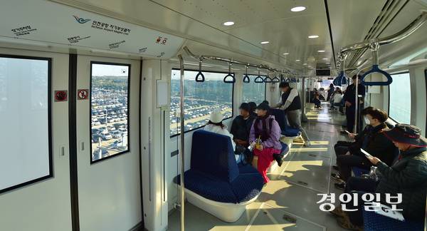 용유역을 출발한 인천공항 자기부상열차에 탑승한 승객들이 공항 풍경을 살펴보고 있다. 2025.11.16 /조재현기자 jhc@kyeongin.com