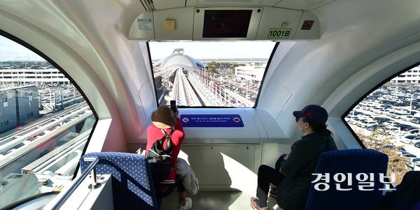 용유역을 출발한 인천공항 자기부상열차에 탑승한 승객들이 풍경을 살펴보고 있다. 2025.11.16 /조재현기자 jhc@kyeongin.com