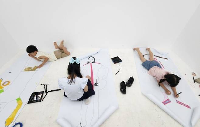 ▲ 경기문화재단 경기상상캠퍼스에서 운영하는 생활창작공방에 참여한 어린이들.&nbsp;/사진제공=경기문화재단