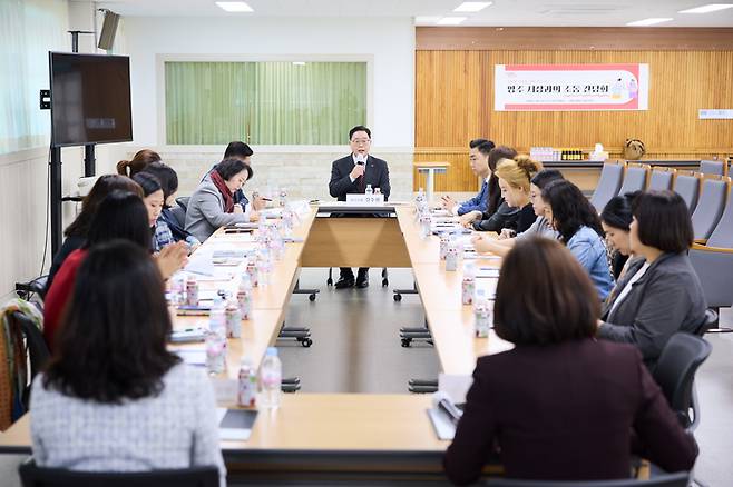 강수현 양주시장이 지난 10월 학부모들과 간담회를 하고 있다. 사진=양주시청