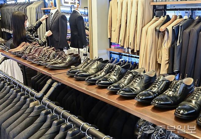 수원의 한 양복업체에서 직원이 대여용 정장을 정리하고 있다. 중부포토DB(해당 기사와 관련 없음)