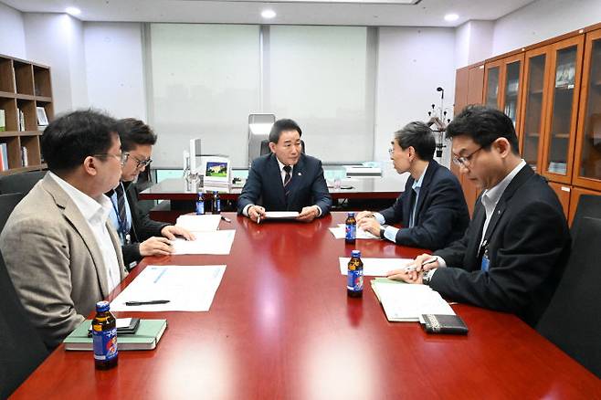 박용갑 국회의원(가운데)이 11월 13일 국회의원회관에서 정부 부처 관계자들과 간담회를 진행하고 있다.(사진=박용갑 의원실 제공)