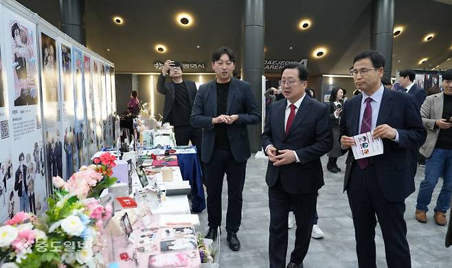 2025 대학만화웹툰최강전'이 14일부터 16일까지 사흘간 대전이스포츠경기장에서 개최된 가운데 이장우 대전시장이 로비에 전시된 수상작을 살펴보고 있다. 금상진 기자