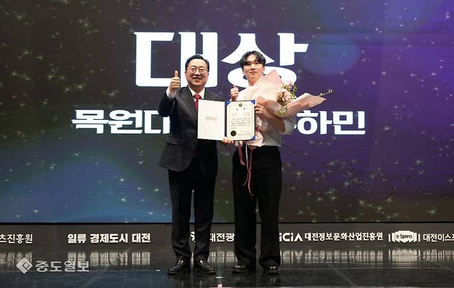 2025 대학만화웹툰최강전'이 14일부터 16일까지 사흘간 대전이스포츠경기장에서 개최된 가운데 이장우 대전시장이 대상을 수상한 주하민(목원대)작가와 함께 기념 촬영을 하고 있다. 금상진 기자.