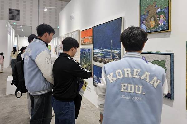 ▲ 대전 K아트페어를 찾은 지역 대학생들이 작품을 감상하고 있다. 사진=조선교 기자