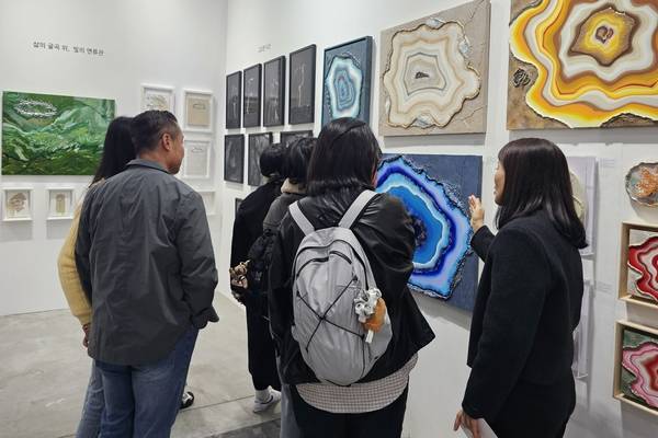 ▲ 대전 K아트페어를 찾은 관람객들이 작품에 대한 설명을 듣고 있다. 사진=조선교 기자
