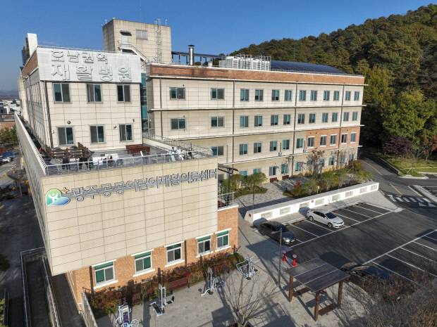 광주시 북구 본촌동에 위치한 광주공공어린이재활의료센터 전경. 지난 5월 광주에 처음 문을 연 공공어린이재활병원이 지역 장애아동 부모들 사이에서 인기를 누리고 있다. /김진수 기자 jeans@kwangju.co.kr