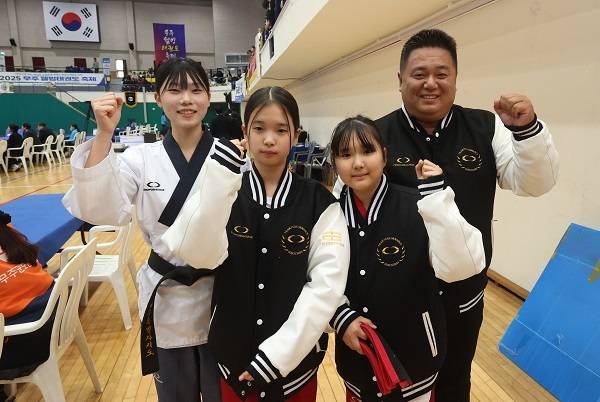 지난 15일부터 16일까지 무주국민체육센터에서 열린 제21회 무주웰빙태권도 축제에 참가한 우희주 씨 가족 (왼쪽부터 우선아, 우혜인, 우서윤, 우희주씨)/사진=조현욱 기자