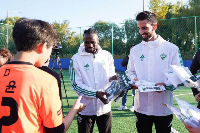 전북현대모터스FC 감보아·츄마시가 지난 15일 오후 전주월드컵경기장 풋살장에서 일일 코치로 활약 후 준비한 굿즈를 선물하고 있다. 전북현대 제공