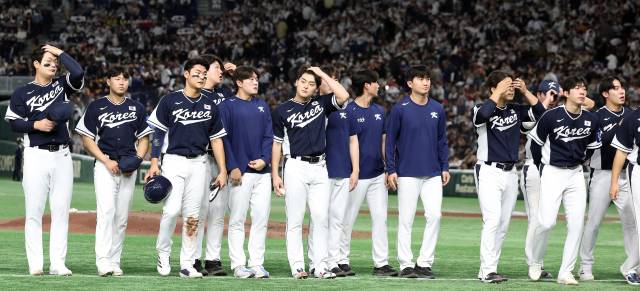 15일 일본 도쿄돔에서 열린 2025 K-베이스볼 시리즈 한국과 일본의 평가전. 4대11로 패한 한국 대표팀 선수들이 관중에게 인사하며 아쉬워하고 있다. 연합뉴스