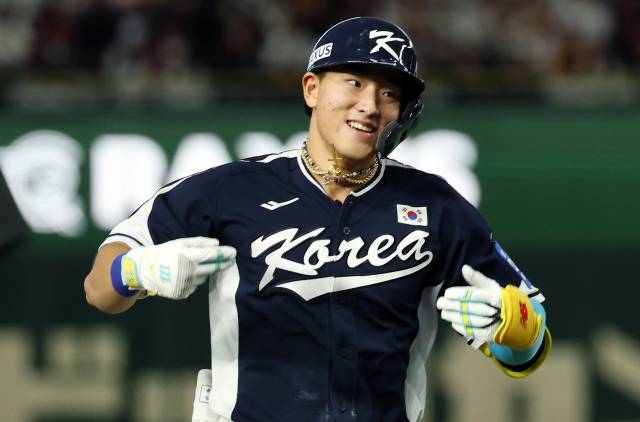 15일 일본 도쿄돔에서 열린 2025 K-베이스볼 시리즈 한국과 일본의 일본의 평가전. 4회초 무사 1루에서 안현민이 선제 2점 홈런을 쏘아올린 뒤 그라운드를 돌고 있다. 연합뉴스