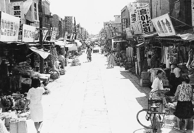1972년 죽도시장. 왼쪽에 신성상회 간판이 보인다. /김진호 사진작가 제공