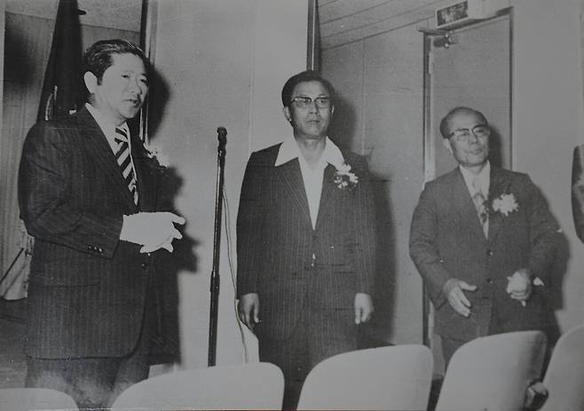 포항상공회의소 상공위원으로 활동한 김석이 창업자(오른쪽). /김용문 제공