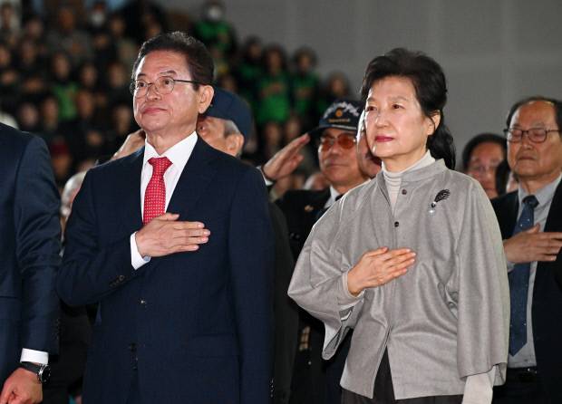 박근혜 전 대통령이 지난 14일 구미에서 열린 박정희 대통령 탄신 108돌 행사에서 이철우 경북도지사와 국민의례를 하고 있다. 사진=경북도 제공