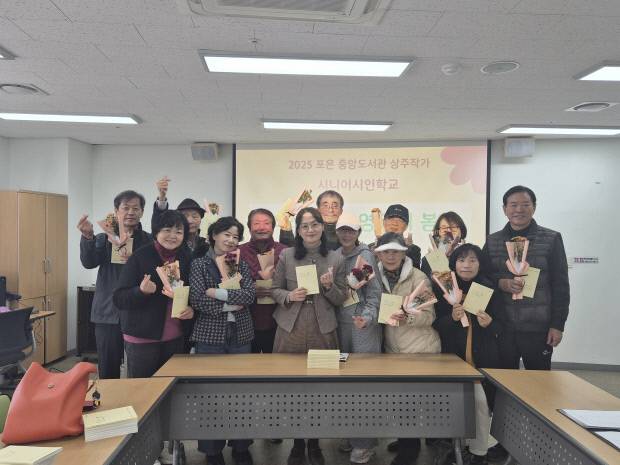 '시니어 시인학교' 수강생들이 최소희 작가와 함께 출판기념회를 마무리하며 기념촬영을 하고 있다. 사진=우예주 기자