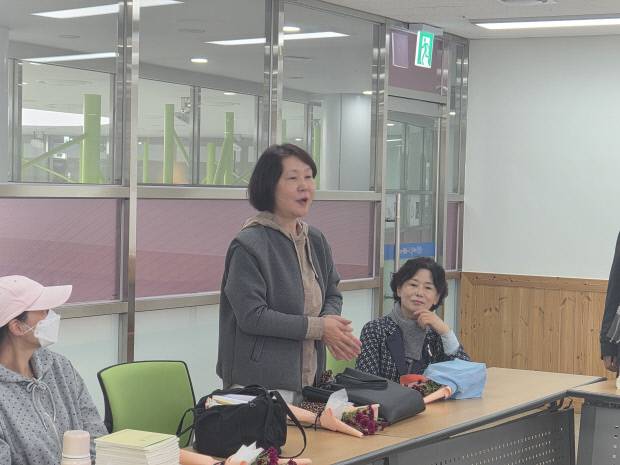 '시니어 시인학교' 수강생 황정희씨가 "시인 학교에서 시를 접하며 행복하게 살아야 할 이유를 찾았다"며 긍정적인 삶의 태도를 강조하며 참여 소감을 밝히고 있다. 사진=우예주 기자