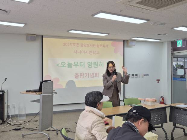 최소희 작가가 창작 시 낭독이 마무리된 이후 '시니어 시인학교' 수료 소감을 말하고 있다. 사진=우예주 기자