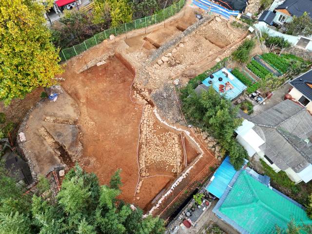 지난 14일 기장군 기장읍 서부리 일원 발굴조사 현장에서 ‘기장읍성 학술발굴조사 현장 공개와 자문회의’가 열렸다. 기장군청 제공