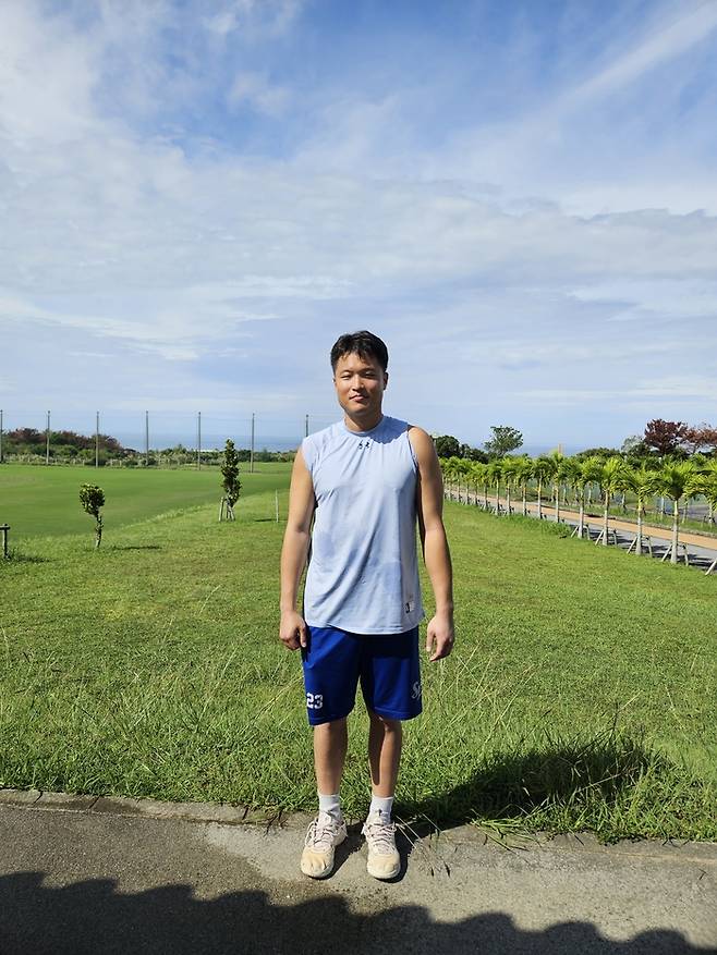 일본 오키나와에 위치한 아카마구장에서 만난 삼성 라이온즈 이병헌. 정지윤기자 yooni@yeongnam.com