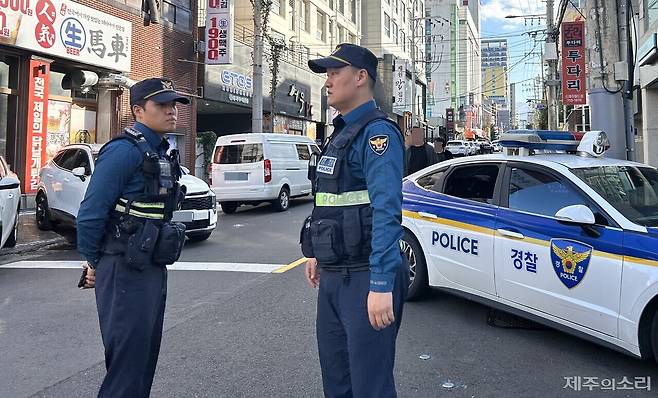 지난 14일 제주시 연동의 한 골목에 순찰차를 세워 거점 순찰하고 있는 김현웅 경위(사진 오른쪽)와 김경태 순경. ⓒ제주의소리