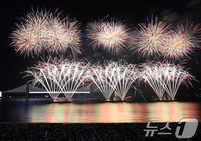 15일 오후 부산 수영구 광안리해수욕장 일대에서 열린 '제20회 부산불꽃축제'에서 화려한 불꽃이 부산 밤바다를 수놓고 있다. 2025.11.15/뉴스1 ⓒ News1 윤일지 기자