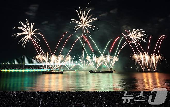 15일 오후 부산 수영구 광안리해수욕장 일대에서 열린 '제20회 부산불꽃축제'에서 화려한 불꽃이 부산 밤바다를 수놓고 있다. 2025.11.15/뉴스1 ⓒ News1 윤일지 기자