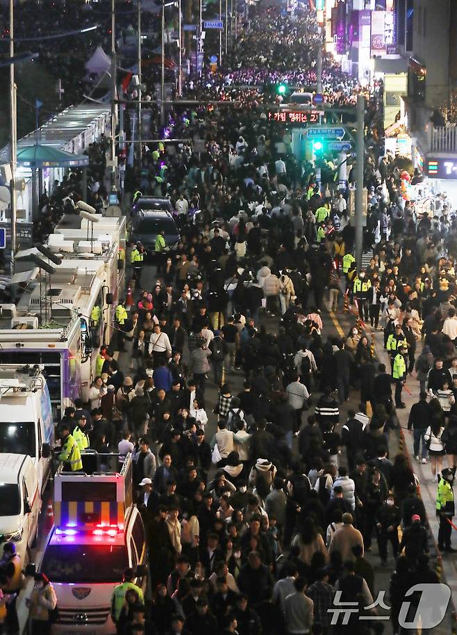 15일 오후 부산 수영구 광안리해수욕장 일대가 '제20회 부산불꽃축제'를 관람하기 위한 관람객들로 북적이고 있다. 2025.11.15/뉴스1 ⓒ News1 윤일지 기자