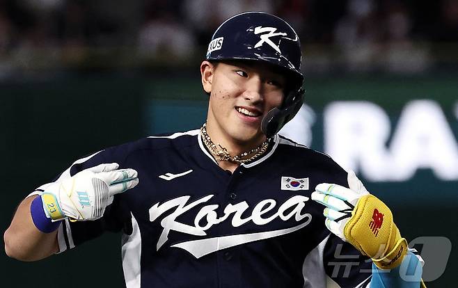15일 오후 일본 도쿄돔에서 열린 월드베이스볼클래식(WBC) 대비 평가전 '2025 케이 베이스볼 시리즈(K-BASEBALL SERIES)' 일본과의 1차전 경기. 대한민국 안현민이 4회초 무사 1루 상황 투런홈런을 친 뒤 그라운드를 돌고 있다. 2025.11.15/뉴스1 ⓒ News1 구윤성 기자