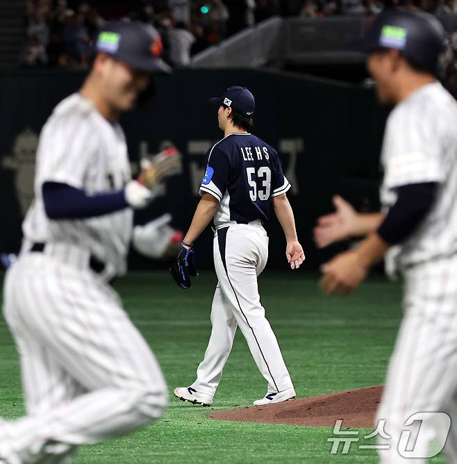 15일 오후 일본 도쿄돔에서 열린 월드베이스볼클래식(WBC) 대비 평가전 '2025 케이 베이스볼 시리즈(K-BASEBALL SERIES)' 일본과의 1차전 경기. 대한민국 투수 이호성이 5회말 무사 1,2루 상황 기시다의 역전 쓰리런 홈런을 맞은 뒤 아쉬워하고 있다. 2025.11.15/뉴스1 ⓒ News1 구윤성 기자