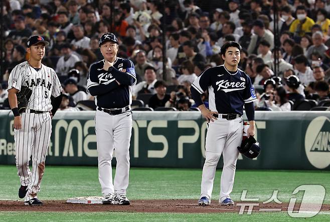 15일 오후 일본 도쿄돔에서 열린 월드베이스볼클래식(WBC) 대비 평가전 '2025 케이 베이스볼 시리즈(K-BASEBALL SERIES)' 일본과의 1차전 경기. 5회초 무사 대한민국 문현빈이 내야 안타로 출루한 뒤 심판을 바라보고 있다. 4심 합의 결과 투수 맞고 1루수 플라이 아웃처리. 2025.11.15/뉴스1 ⓒ News1 구윤성 기자